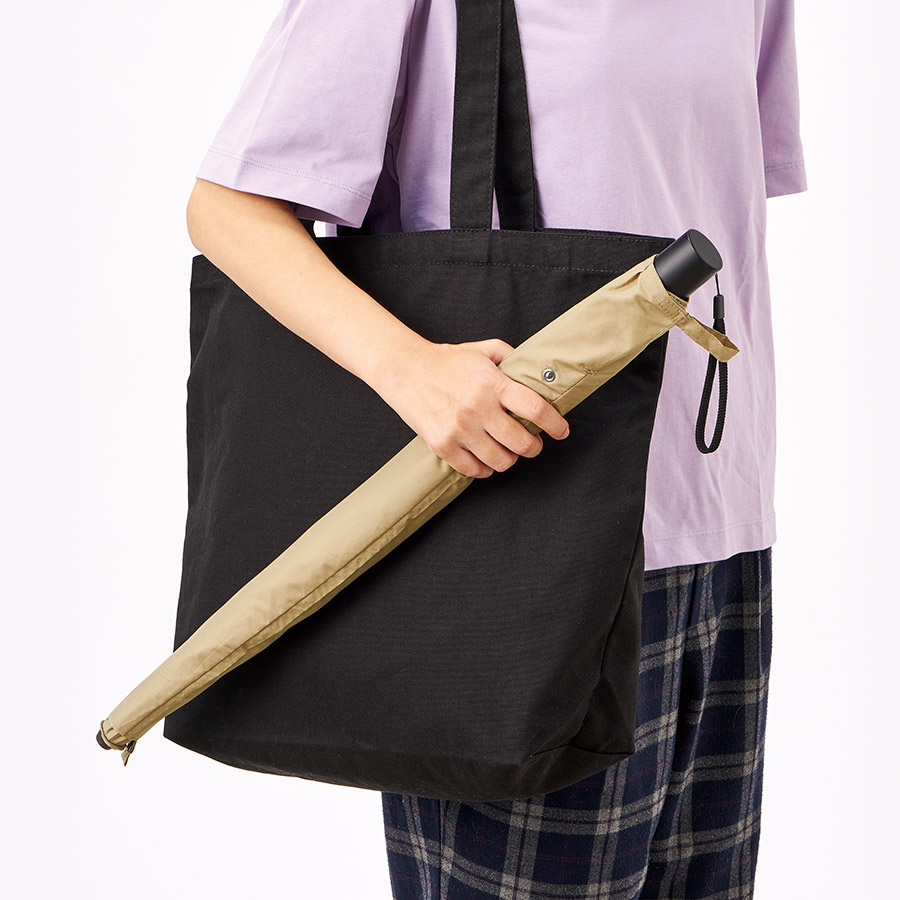 たたんでも伸ばしても使えるUV傘