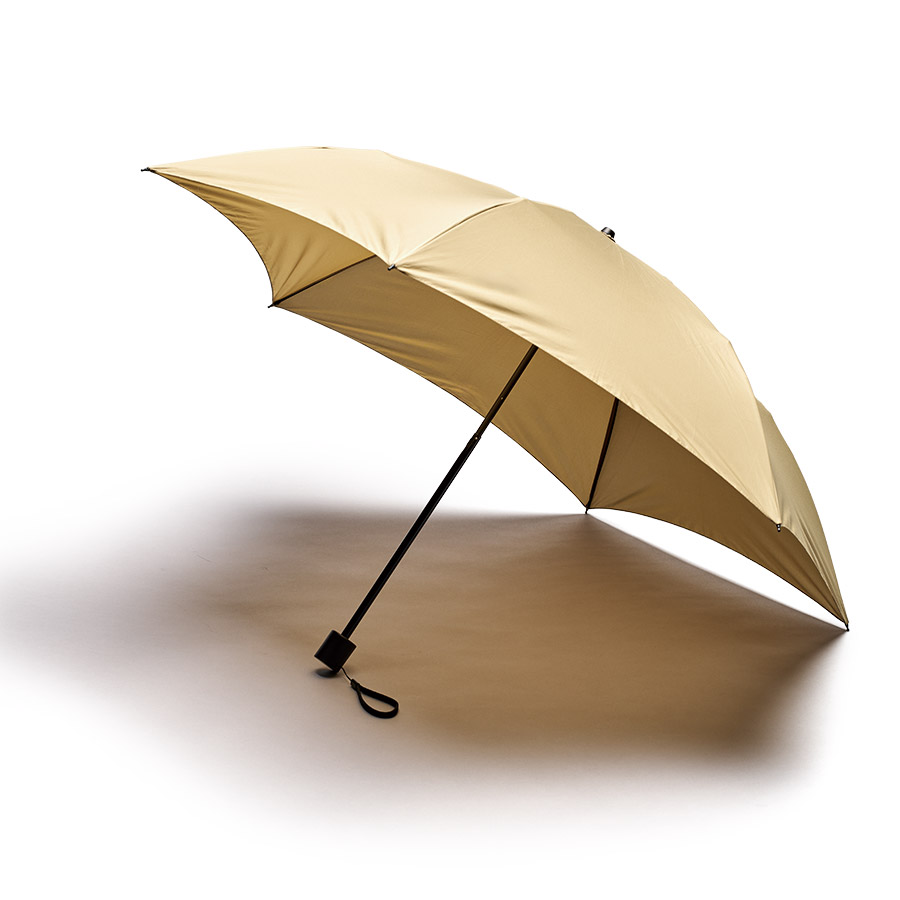 たたんでも伸ばしても使えるUV傘